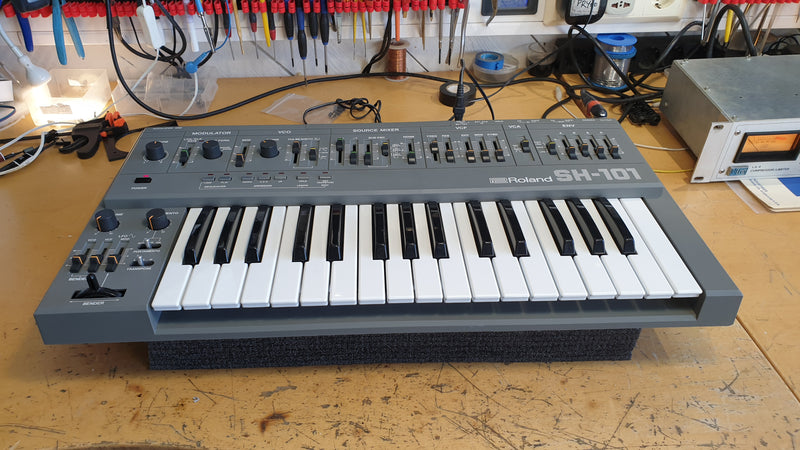Roland SH 101 W/Tubbutec MIDI.