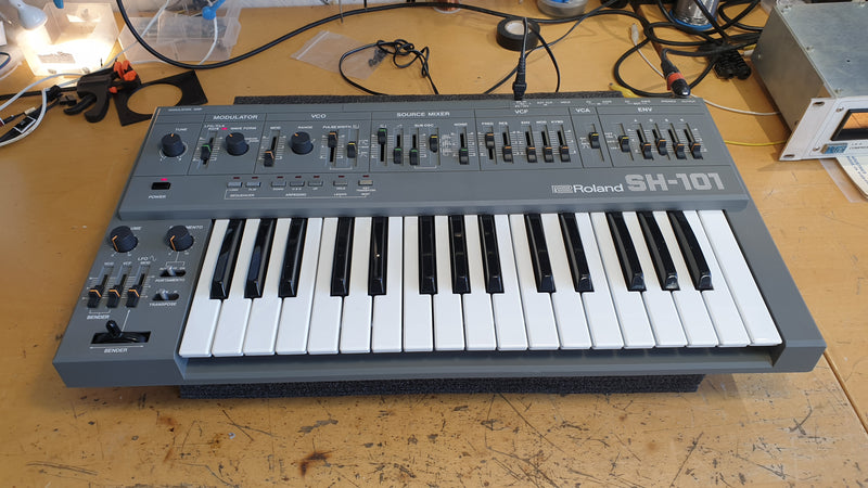 Roland SH 101 W/Tubbutec MIDI.